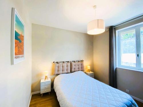 une chambre avec un lit bleu et une fenêtre dans l'établissement Résidence G104-ile Grande - Les Dunes maison avec jardin clos à Ile Grande MAE-3434, à Pleumeur-Bodou