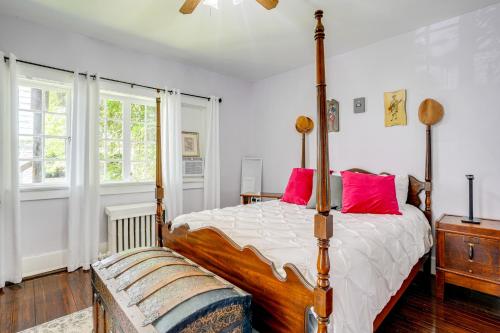 Katil atau katil-katil dalam bilik di Swimming Under the Stars Lynchburg Apt with Pool!