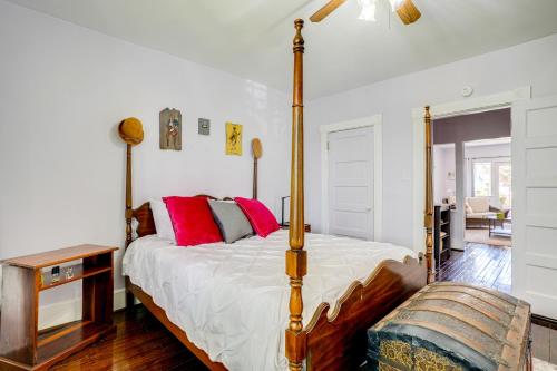 Katil atau katil-katil dalam bilik di Swimming Under the Stars Lynchburg Apt with Pool!