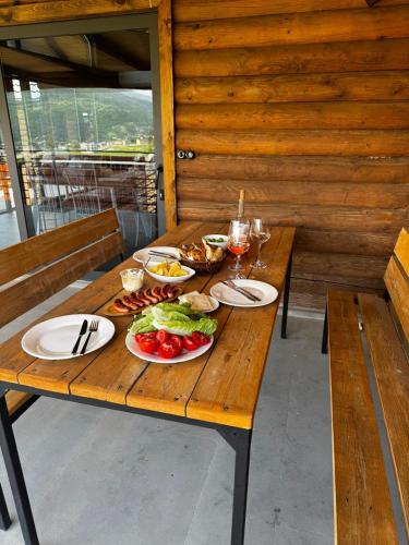 un tavolo di legno con sopra piatti di cibo di Dilijan Bellevue a Dilijan