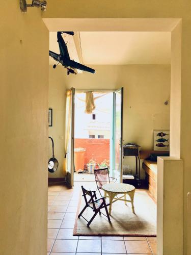 un avion survolant un salon avec une table dans l'établissement The Depot Anchois, à Collioure