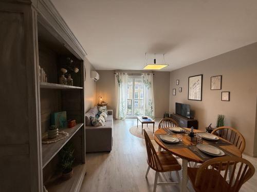 une salle à manger et un salon avec une table et des chaises dans l'établissement Le carré Gambetta, à Carcassonne