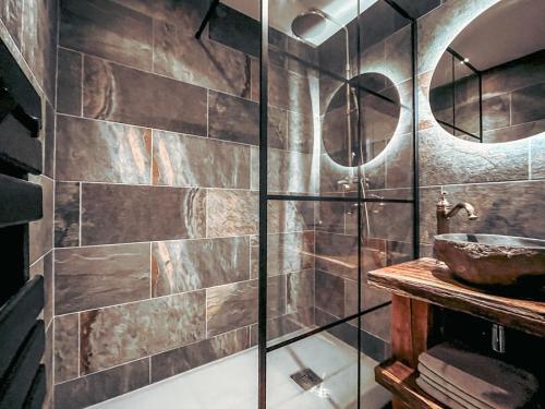 Le Cosy في جوراردُميه: حمام مزود بدش ومغسلة