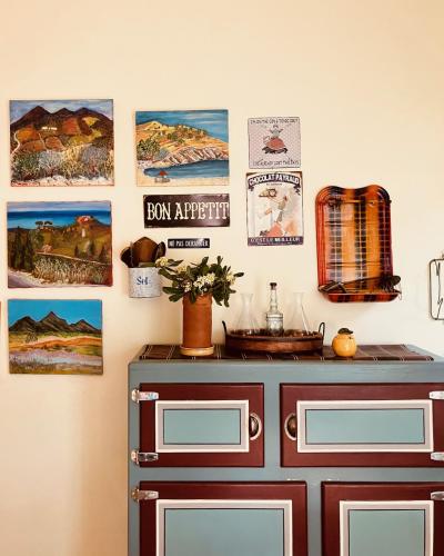 Cette chambre est dotée d'un mur avec des photos sur le mur. dans l'établissement The Depot Anchois, à Collioure