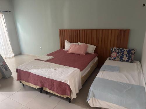 ein Schlafzimmer mit zwei Betten in einem Zimmer in der Unterkunft Casa beira-mar - Luis Correia in Luis Correia