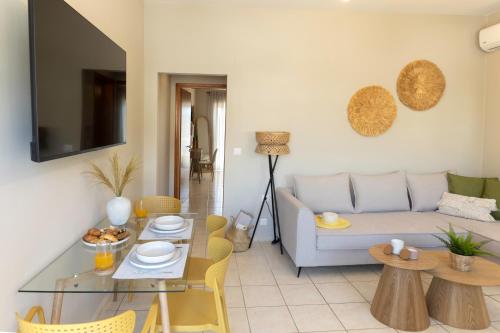 una sala de estar con un sofá y una mesa en kolymvari4you, en Kolimvárion