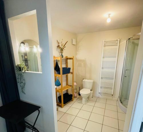 Elle comprend une petite salle de bains pourvue de toilettes et d'une fenêtre. dans l'établissement Appartement avec jardin privé et suite parentale, à Saint-Amant-Tallende