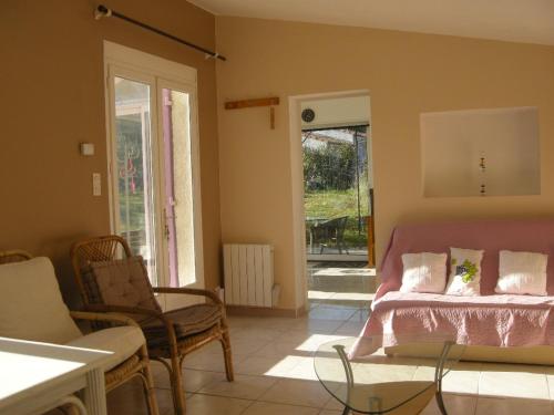 un salon avec un lit, une table et des chaises dans l'établissement holiday home, à Saint-Zacharie