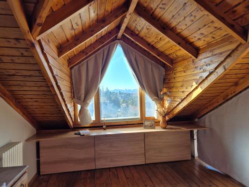 Habitación con ventana grande en el ático en Casa Suiza, vistas panorámicas al lago, ciudad y montañas !!, en San Carlos de Bariloche