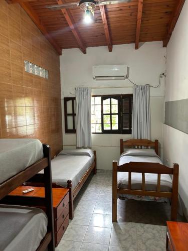 a room with two bunk beds and a window at Casa dos dormitorios in Bella Vista