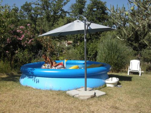 une femme est assise dans un gonflable bleu dans l'établissement holiday home, à Saint-Zacharie