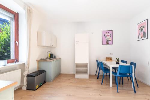 a kitchen and dining room with a table and chairs at Gemütliche und günstige Stadtwohnung für 4 Personen in Mayen in Mayen