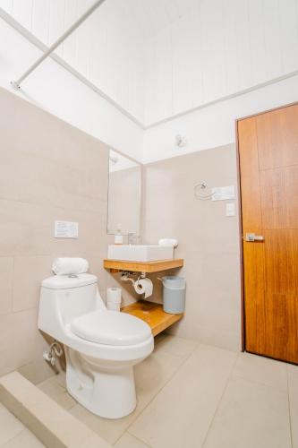 Un baño de Hotel Ocotal Bed & Breakfast
