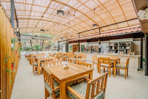 Un restaurante o sitio para comer en Hotel Ocotal Bed & Breakfast