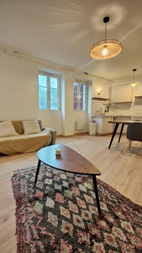 un salon avec une table basse et une cuisine dans l'établissement Appartement Bayonne dans maison basque avec jardin, à Bayonne