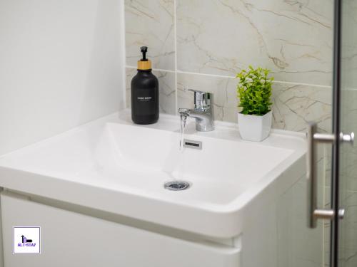 Ένα μπάνιο στο Ledger by Alt-Stay - 4 Bed all En-suite Contractor and Relocation Accommodation with Fast Wi Fi, Parking, Netflix, Full Kitchen, Washer Dryer - Weekly and Monthly Rates