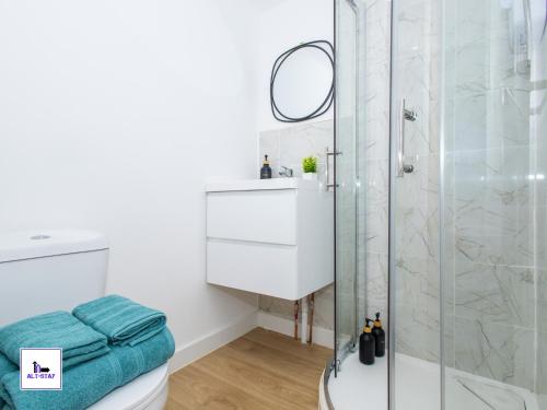 Ένα μπάνιο στο Ledger by Alt-Stay - 4 Bed all En-suite Contractor and Relocation Accommodation with Fast Wi Fi, Parking, Netflix, Full Kitchen, Washer Dryer - Weekly and Monthly Rates
