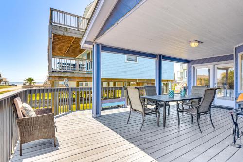 Balkoni atau teres di Walk to Beach Ocean-View Home with Deck in Freeport