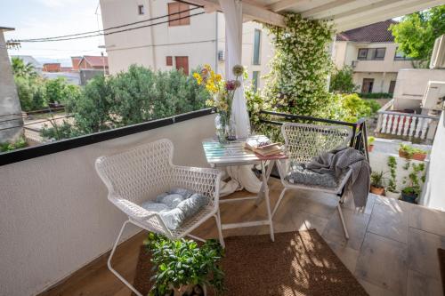 a patio with a table and two chairs on a balcony at Guest house Mediterranea in Pakoštane