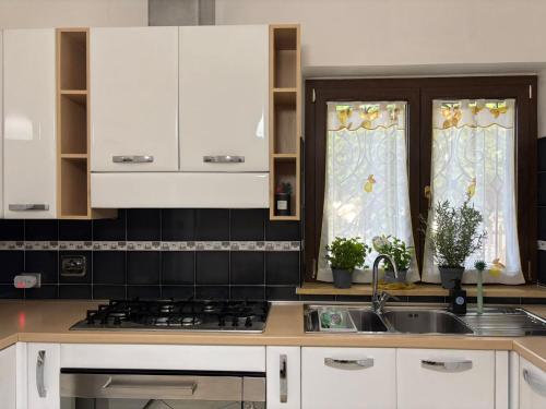 Η κουζίνα ή μικρή κουζίνα στο Paola's House
