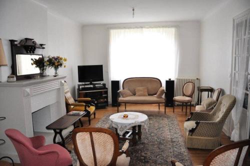 un salon rempli de meubles et d'une cheminée dans l'établissement Résidence Val-82-pornichet - Location de Vacances - PORNICHET - Villa Mitoyenne - 083-60673 MAE-2183, à Pornichet