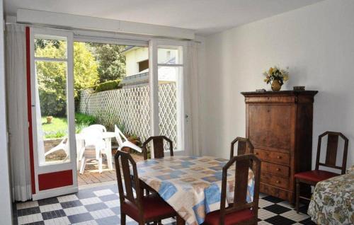 d'une salle à manger avec une table et une porte coulissante en verre. dans l'établissement Résidence Val-82-pornichet - Location de Vacances - PORNICHET - Villa Mitoyenne - 083-60673 MAE-2183, à Pornichet