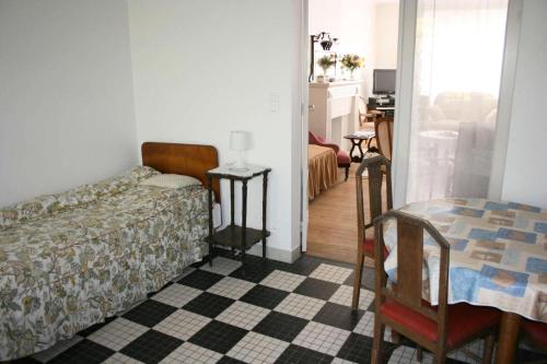 une chambre avec un lit, une table et des chaises dans l'établissement Résidence Val-82-pornichet - Location de Vacances - PORNICHET - Villa Mitoyenne - 083-60673 MAE-2183, à Pornichet