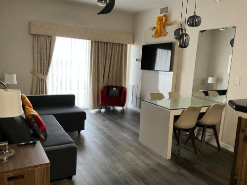 a living room with a couch and a dining room at Universal-Disney Dream 606S - 1 Bedroom in Orlando