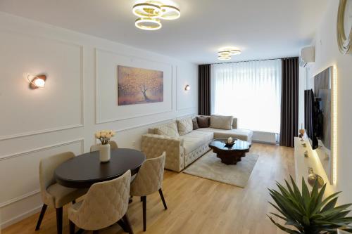 Μια τηλεόραση ή/και κέντρο ψυχαγωγίας στο Amazon Royale Apartment
