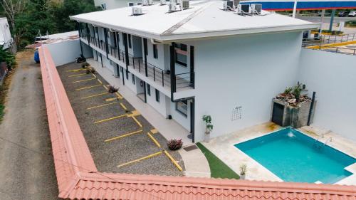 Apartamentos Ganesha Jacóの敷地内または近くにあるプール