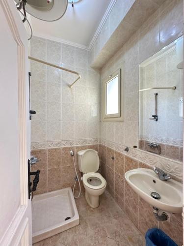 Ένα μπάνιο στο Vibزيارة لا تنسي فيلا مارينا 5 العلمين 6 غرف اطلاله على البحر