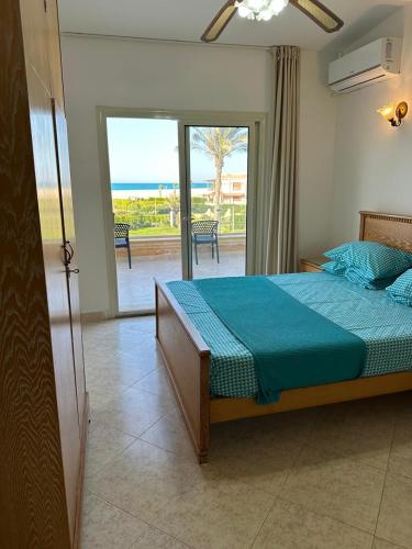 Ένα ή περισσότερα κρεβάτια σε δωμάτιο στο Vibزيارة لا تنسي فيلا مارينا 5 العلمين 6 غرف اطلاله على البحر