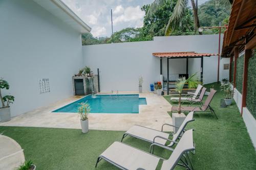 Apartamentos Ganesha Jacóの敷地内または近くにあるプール
