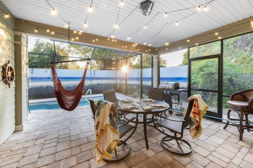 Χώρος καθιστικού στο Dog-Friendly 4BR Coastal Getaway Close to Beach