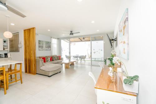 a living room with a kitchen and a dining room at Casa Lapa Roja in Playa Hermosa
