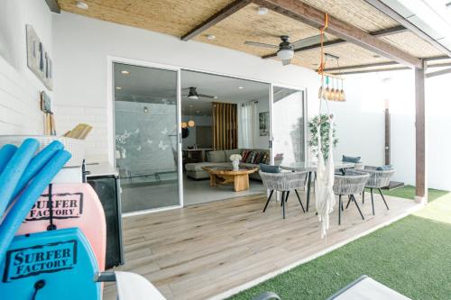 an open patio with chairs and a dining room at Casa Lapa Roja in Playa Hermosa