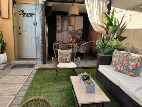 クアウティトラン・イスカリにあるCASA YON free parking, pet friendly, high speed wifi, Netflix, Amazon Prime facturaのソファと椅子とテーブルのあるパティオ