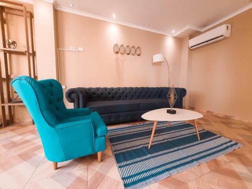 a living room with a couch and a table at Gran Diamante Hotel Monteria in Montería