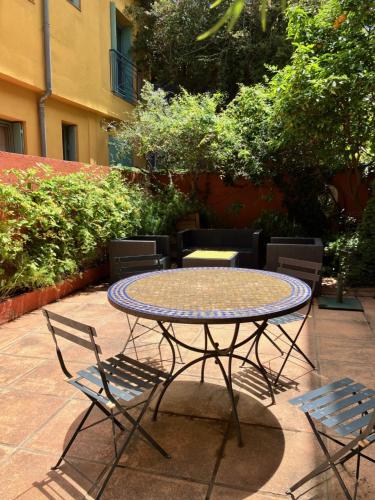une table, deux chaises, une table et des chaises dans l'établissement The Depot Anchois, à Collioure