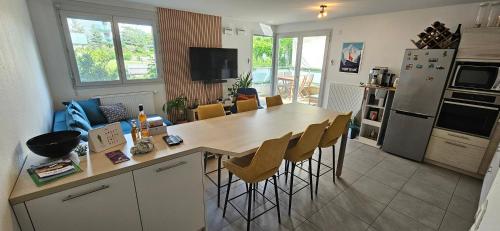 une cuisine avec une table et des chaises dans une cuisine dans l'établissement Lovely apartment in Annecy, à Annecy