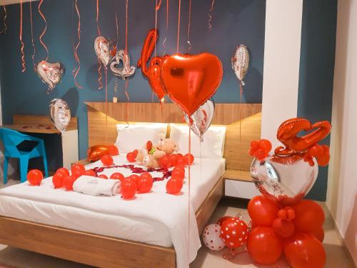 a room with a bed with balloons and hearts at Gran Diamante Hotel Monteria in Montería