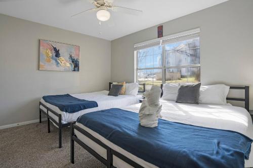 a bedroom with two beds and a window at Cozy 9-Person Apt w/ WiFi near Downtown Austin in Austin