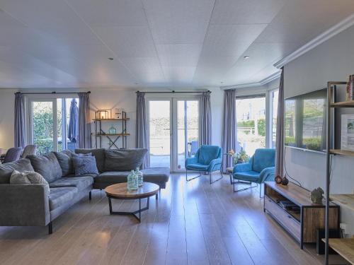 a living room with a couch and a tv at t Kaatsheuveltje 4 in Sprang-Capelle