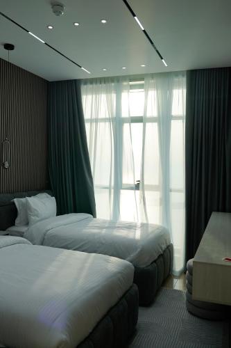 Ein Bett oder Betten in einem Zimmer der Unterkunft Beachfront , luxurious holiday homes with sea view