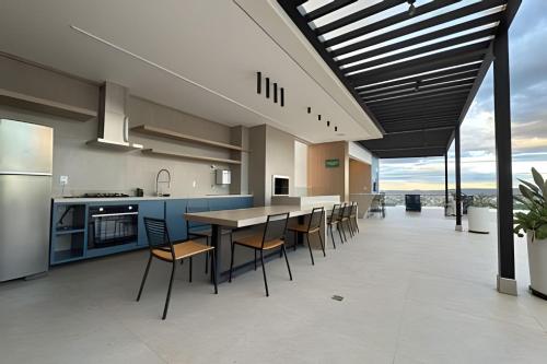 Η κουζίνα ή μικρή κουζίνα στο Condomínio City House : Conforto e vista privilegiada!
