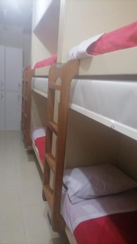 una fila de literas en una habitación en Residencia, en Lima