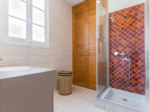 une salle de bain avec douche et lavabo dans l'établissement Charmant Gîte Familial à 30m de la Plage avec Cour Fleurie, Proche Commerces et Pêche à Pied - FR-1-306-833, à La Bernerie-en-Retz
