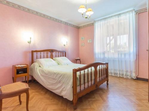 a bedroom with a bed and a large window at Gîte calme sur domaine viticole, cheminée, wifi, équipements bébé, proche Nantes - FR-1-306-794 in Le Landreau