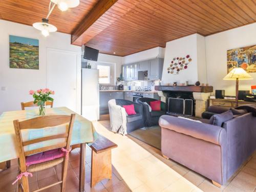 une cuisine et un salon avec une table et un canapé dans l'établissement Ferme rénovée avec jardin clos, proche plages, Pornic et Nantes - vélos, terrain de pétanque, équipements bébé - FR-1-306-825, à Bourgneuf-en-Retz