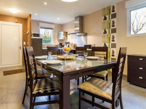 une cuisine et une salle à manger avec une table et des chaises dans l'établissement Gîte tout confort avec spa et jardin clos près de Nantes - FR-1-306-849, à Casson